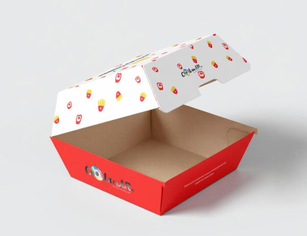 Caja de cartón abierta para comida rápida con tapa blanca decorada con dibujos de patatas fritas y base roja, fotografiada sobre fondo blanco