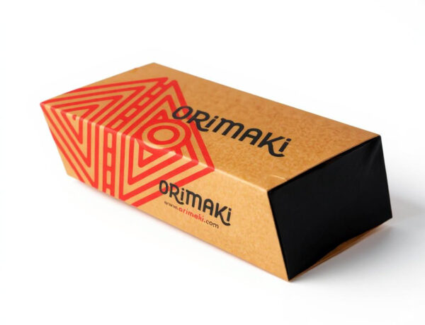 Caja de cartón kraft para comida take-away con diseño geométrico rojo y negro de la marca Orimaki, fotografiada sobre fondo blanco