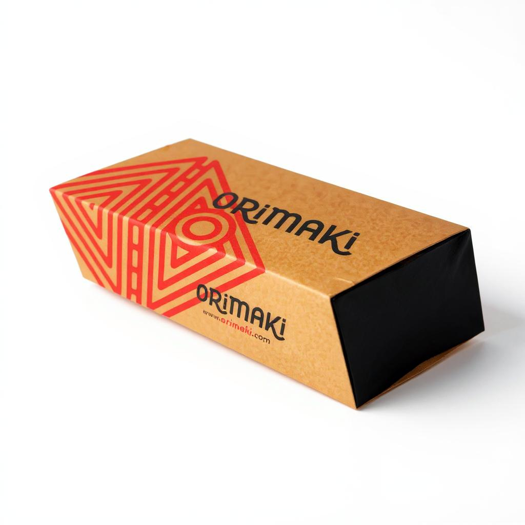 Caja de cartón kraft para comida take-away con diseño geométrico rojo y negro de la marca Orimaki, fotografiada sobre fondo blanco