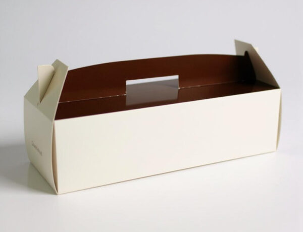 Caja alargada de cartón blanca con interior marrón y cierre superior troquelado, ideal para pastelería o repostería, fotografiada sobre fondo blanco