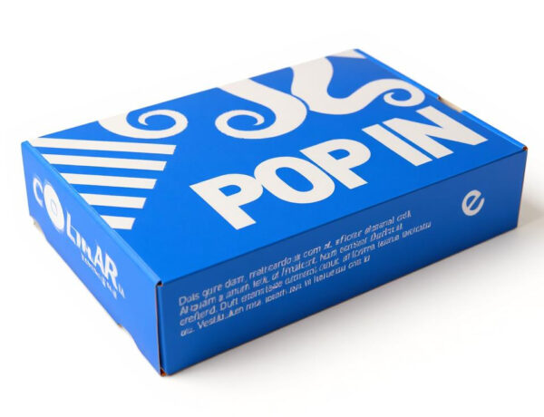 Caja rectangular de cartón azul con diseño gráfico moderno en blanco, fotografiada sobre fondo blanco con iluminación de estudio