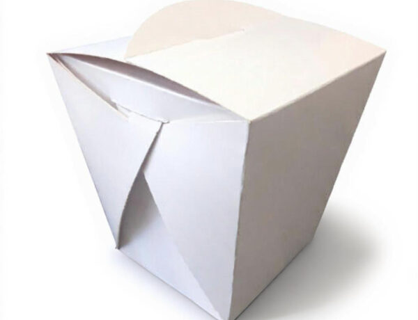 Caja blanca de cartón estilo asiático para comida para llevar, fotografiada en alta resolución con sombra de contacto realista sobre fondo blanco