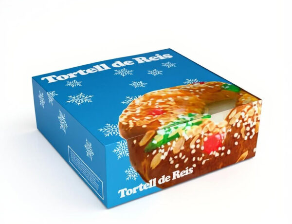 Caja de cartón azul con copos de nieve y diseño navideño para Tortell de Reis, con fotografía del roscón en la tapa y ventana frontal, sobre fondo blanco