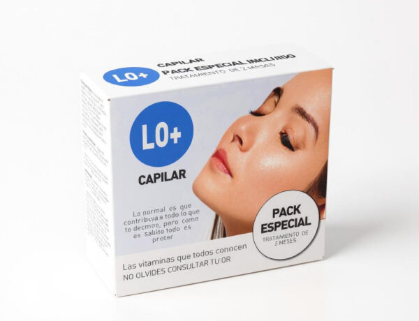 Caja de tratamiento capilar con vitaminas, diseño blanco con azul y fotografía de mujer con piel luminosa