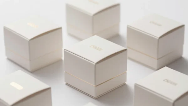 Cajas de packaging personalizado para cosmética con acabados premium sobre superficie blanca