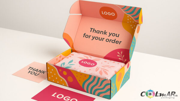 Caja ecommerce personalizada con diseño colorido y elementos de marca para mejorar la experiencia de unboxing