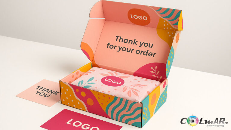 Caja ecommerce personalizada con diseño colorido y elementos de marca para mejorar la experiencia de unboxing